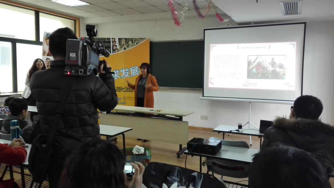 “激情学外语，快乐求发展”公益外语沙龙活动外国人眼中的新年
