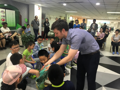 ＂激情学外语 快乐求发展＂公益外语沙龙活动 Happy English Reading Corner——《跟外教轻松玩转英语单词》活动回顾
