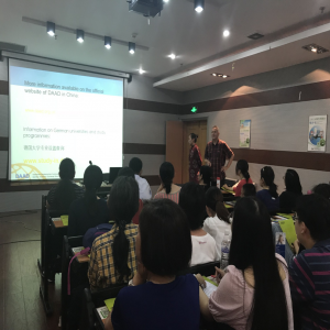 ＂激情学外语 快乐求发展＂公益外语沙龙活动  Happy English Reading Corner ——《留学德国和学习德语》活动回顾