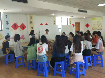 ＂激情学外语 快乐求发展＂公益外语沙龙活动  Happy English Reading Corner  6.28让我们与图书相约吧！——理工大同学青岛市图书馆日活动回顾