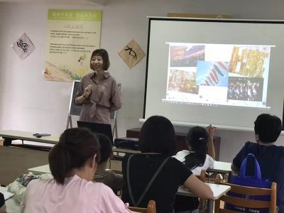 ＂激情学外语 快乐求发展＂公益外语沙龙活动 日本文化与日本寿司制作体验 活动回顾 2019年7月27日上午9:30, 青岛市图书馆公益外语沙龙邀请了新标点外语的日语老师在图书馆西楼416教室,为大家讲解了日本文化以及饮食中的常用日