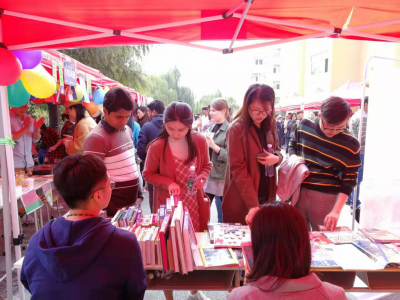 ＂激情学外语 快乐求发展＂公益外语沙龙活动   Happy English Reading Corner——走进青岛大学第十二届国际文化艺术节活动回顾