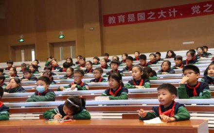 “感情是世界上最黏的胶水”—— 青岛市图书馆少儿馆整本书阅读导读活动回顾：与海信学校四年级的孩子们一起共读《我的妈妈是精灵》